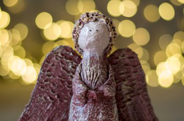 Işıkların arka planında Noel meleği