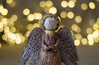 Işıkların arka planında Noel meleği