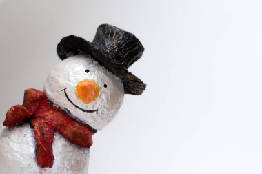 kardan adam beyaz zemin üzerine