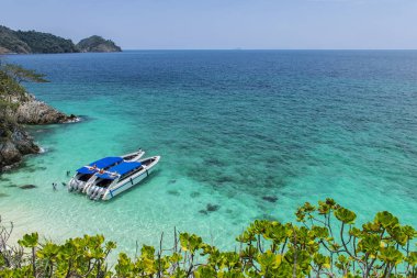 İki sürat teknesi Park içinde sea.over güzel büyük Dağları arka plan, lüks yaz macera. Tekne beyaz görünüyor ve bir mavi var. Mavi deniz, ışık yansıması, küçük dalgalar temizleyin.