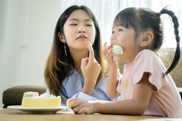 Asian sisters and sisters, they are happily eating cakes. — Stock Photo, Image