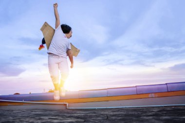  Çocuk evde oynuyor. Hayal gücü, fikir ve yaratıcı konsept.
