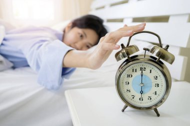 Tatlı Asyalı kadın alarmı yakalamak için uzanıyor.. 