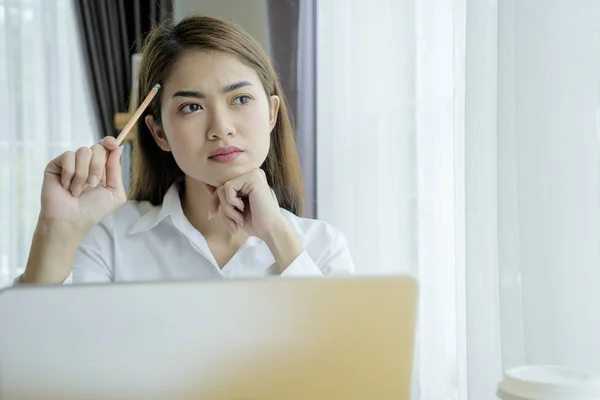 Mujer de negocios pensando en su trabajo. —  Fotos de Stock