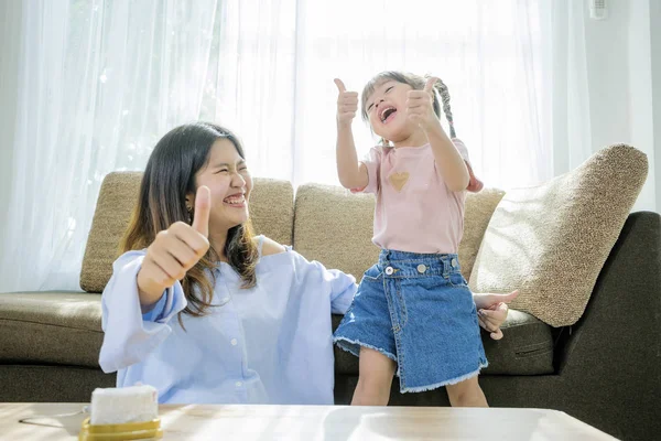 In a happy family atmosphere, they both lifted the thumb to rejo — Stock Photo, Image