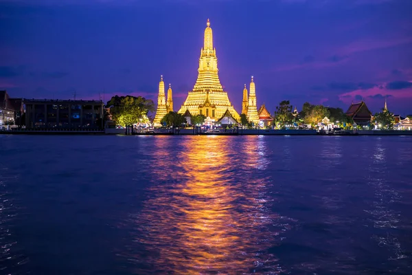 Wat Arun, la vida nocturna en Bangkok, Tailandia. — Foto de Stock