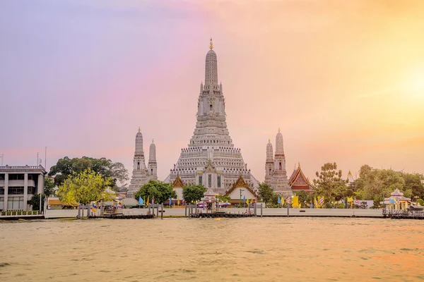 Wat Arun es un templo budista en Bangkok. — Foto de Stock