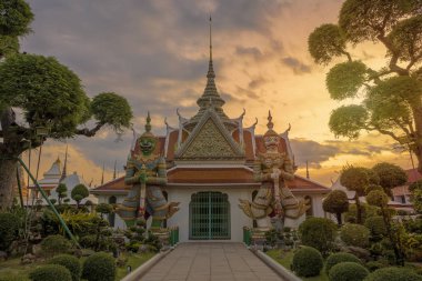 Wat Arun 'daki kilisenin önündeki devler.. 
