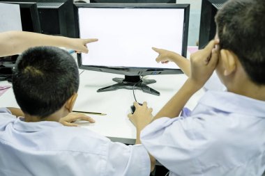 Takım çalışması konsepti. Öğrenciler Teknoloji 'de çalışarak öğreniyor