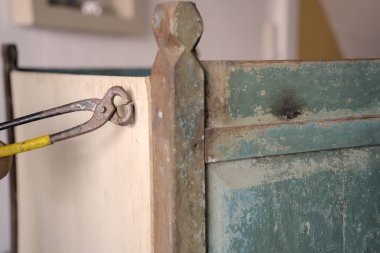 Marangoz eski ahşap dolap Nail Cutti 'yi tamir ediyor.