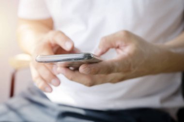 Akıllı cep telefonu kullanan bir adama yaklaş.