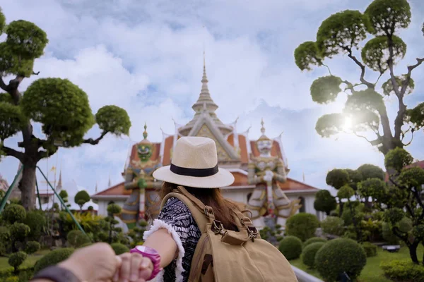 Turistas e seu amante está viajando e passeando dentro Wat A — Fotografia de Stock