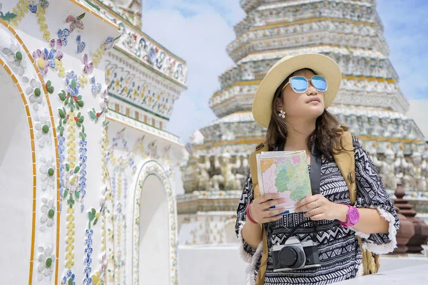 Mulher turista está viajando e passeando dentro Wat Arun. — Fotografia de Stock