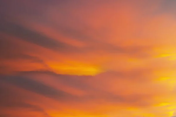 Vurige oranje zonsondergang hemel. Prachtige lucht. — Stockfoto