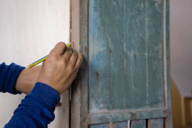 Doğru boyutu ölçmek için kalem kullanılıyor.