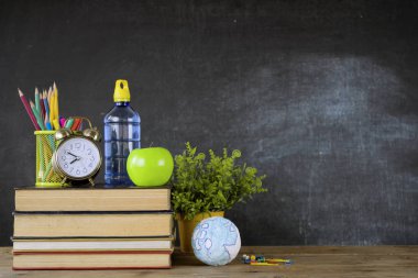 Eğitim konsepti - oditoryumdaki masanın üzerinde kitaplar. 