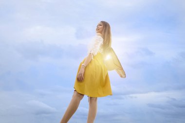 Güzel Asyalı kadınlar beyaz-sarı elbiseler giyer.. 