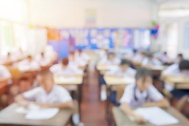 Eğitim konsepti. Arka planda bulanık sınıf