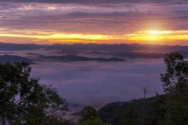 Nan, Doi Samer Dao 'daki Sierra' nın tepesinde deniz sisinin şafağı., 