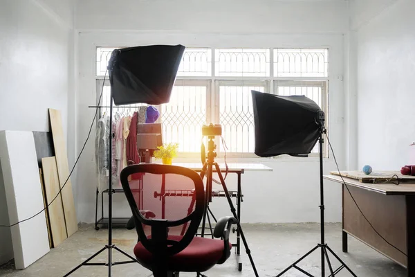 Concept de studio photo. La caméra est située et les accessoires. — Photo