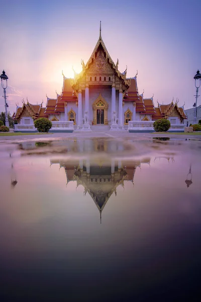 Marmortempel von Bangkok, Thailand. Vertikales Bild. — Stockfoto