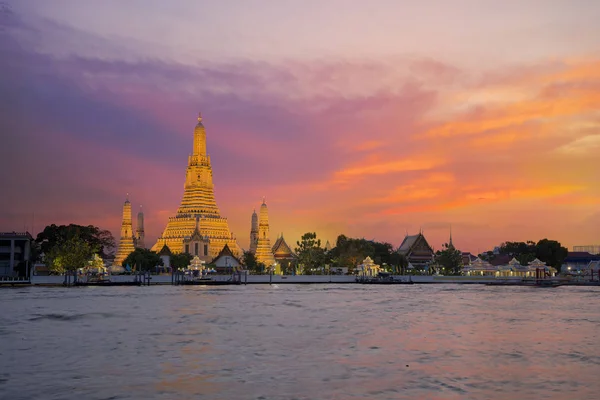 Templo de Wat Arun al atardecer en Bangkok . — Foto de Stock