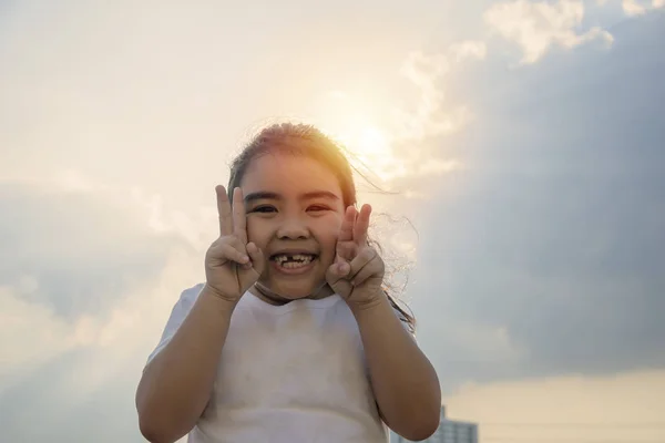 Asian girls show cheerfulness, smiling. — Stock Photo, Image