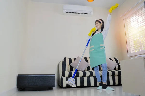 Söt flicka städar sitt hus glatt. — Stockfoto