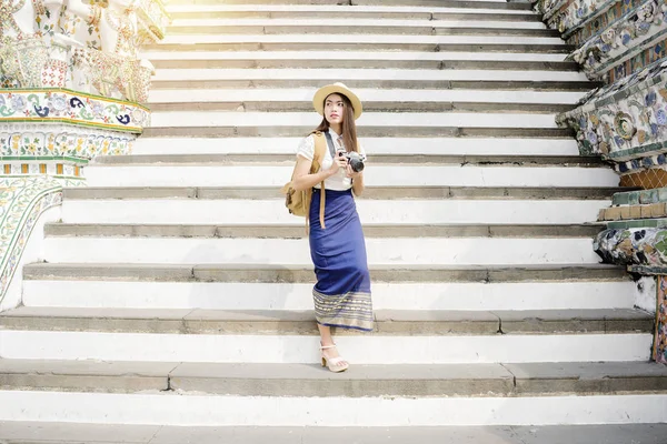 Asiático mulher turista está viajando e passeando dentro Wat Arun — Fotografia de Stock