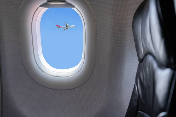 Schöner Blick aus dem Flugzeugfenster auf den blauen Himmel. — Stockfoto