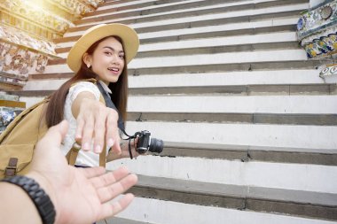 Bangkok, Tayland 'daki Wat Arun tapınağını gezmek.