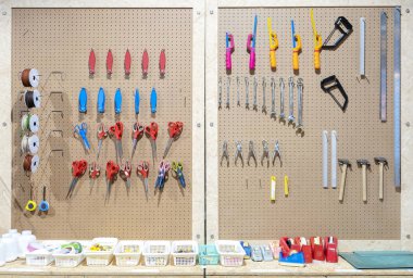 Atölye sahnesi. Masadaki ve masadaki araçlar. 