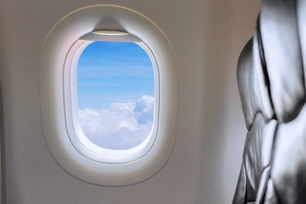 Fensterblick vom Passagiersitz im Verkehrsflugzeug. — Stockfoto
