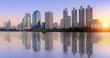 Yansımalı bina, Benchakitti Parkı, Bangkok Tayland