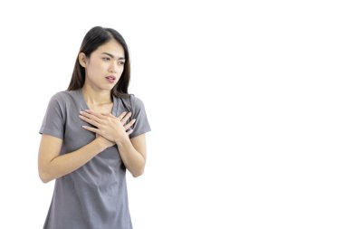Asyalı tatlı bir kadının akut kalp rahatsızlığı var.