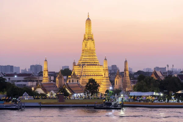 Wat Arun es un templo budista en el distrito Yai de Bangkok, Bangkok. — Foto de Stock