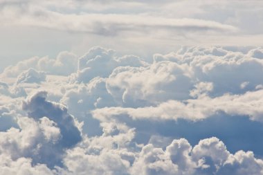 Kalın beyaz bulutlar gökyüzü üzerinde