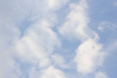 Mavi gökyüzüne karşı beyaz bulutlar