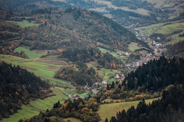 Kurtlar Vadisi tepeler ve ağaçlar arasında taşra kasabasında görünümünü