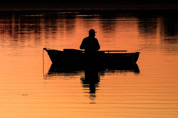 Вид Озеро Рыбаком Лодке Закате — стоковое фото