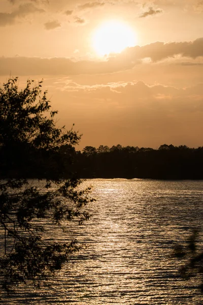Pohled Západ Slunce Jezera Mezi Stromy — Stock fotografie