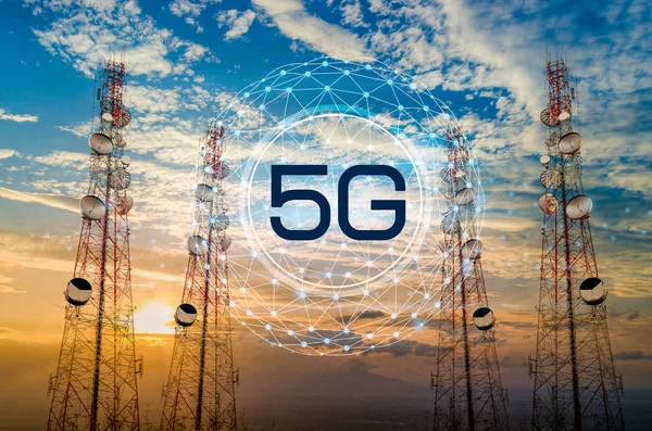 Telekomünikasyon kule anten sabah gökyüzünde akşam gökyüzü