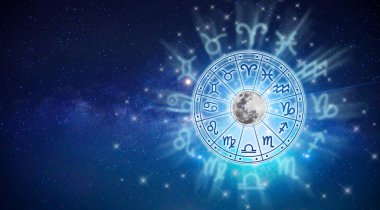Yıldızların mavi gökyüzü ile dolu olduğu gece Samanyolu galaksisi