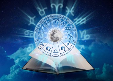 Burç dairesinin içinde burç işaretleri var. Astroloji gökyüzünde birçok yıldız ve ay ile astroloji ve burçlar kavramı
