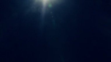 Işık yanıp sönüyor ve ileri geri hareket ediyor. Siyah arkaplan video 4k