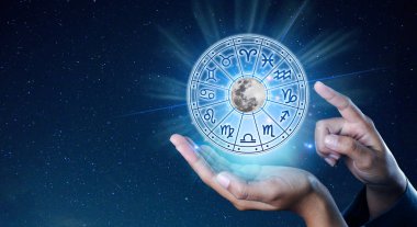Burç dairesinin içinde burç işaretleri var. Astroloji gökyüzünde birçok yıldız ve ay ile astroloji ve burçlar kavramı
