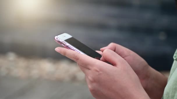 Perempuan bermain ponsel Untuk berkomunikasi dengan orang-orang di dunia online — Stok Video