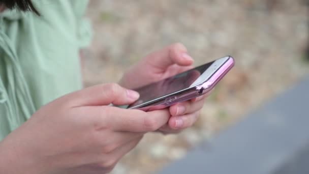 携帯電話を再生する女性オンライン世界の人々と通信するために — ストック動画