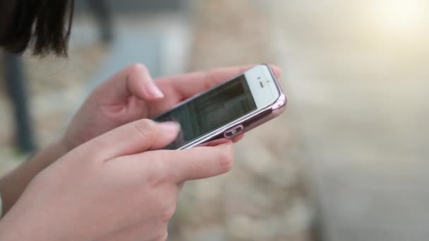 携帯電話を再生する女性オンライン世界の人々と通信するために — ストック動画