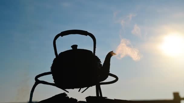 The kettle that steam came out at dawn. — Stok video